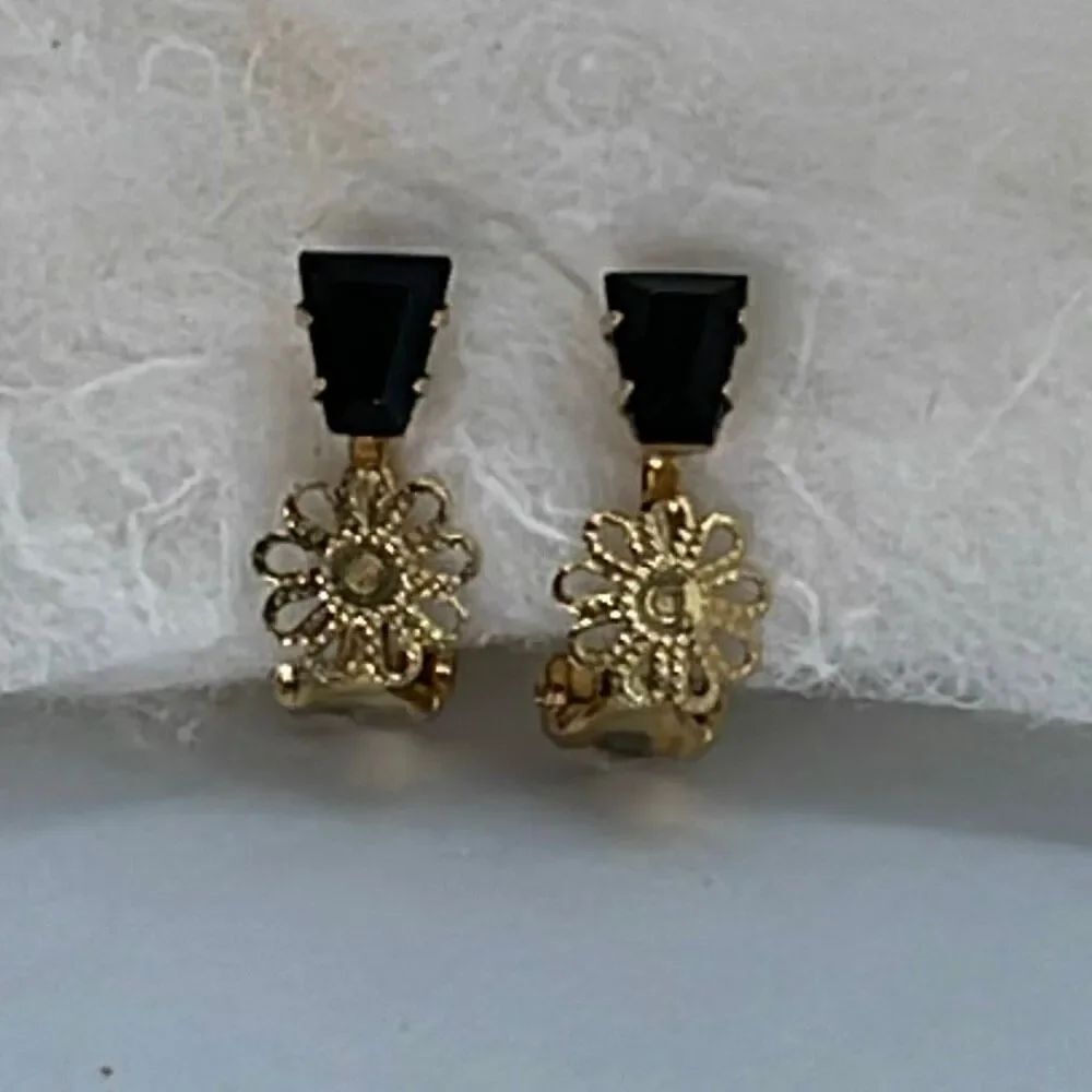Minimalist vintage black glass clip earrings.